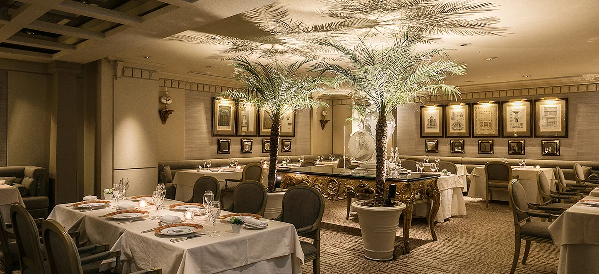 Les Célébrités — Operator photograph of this restaurant dining room
